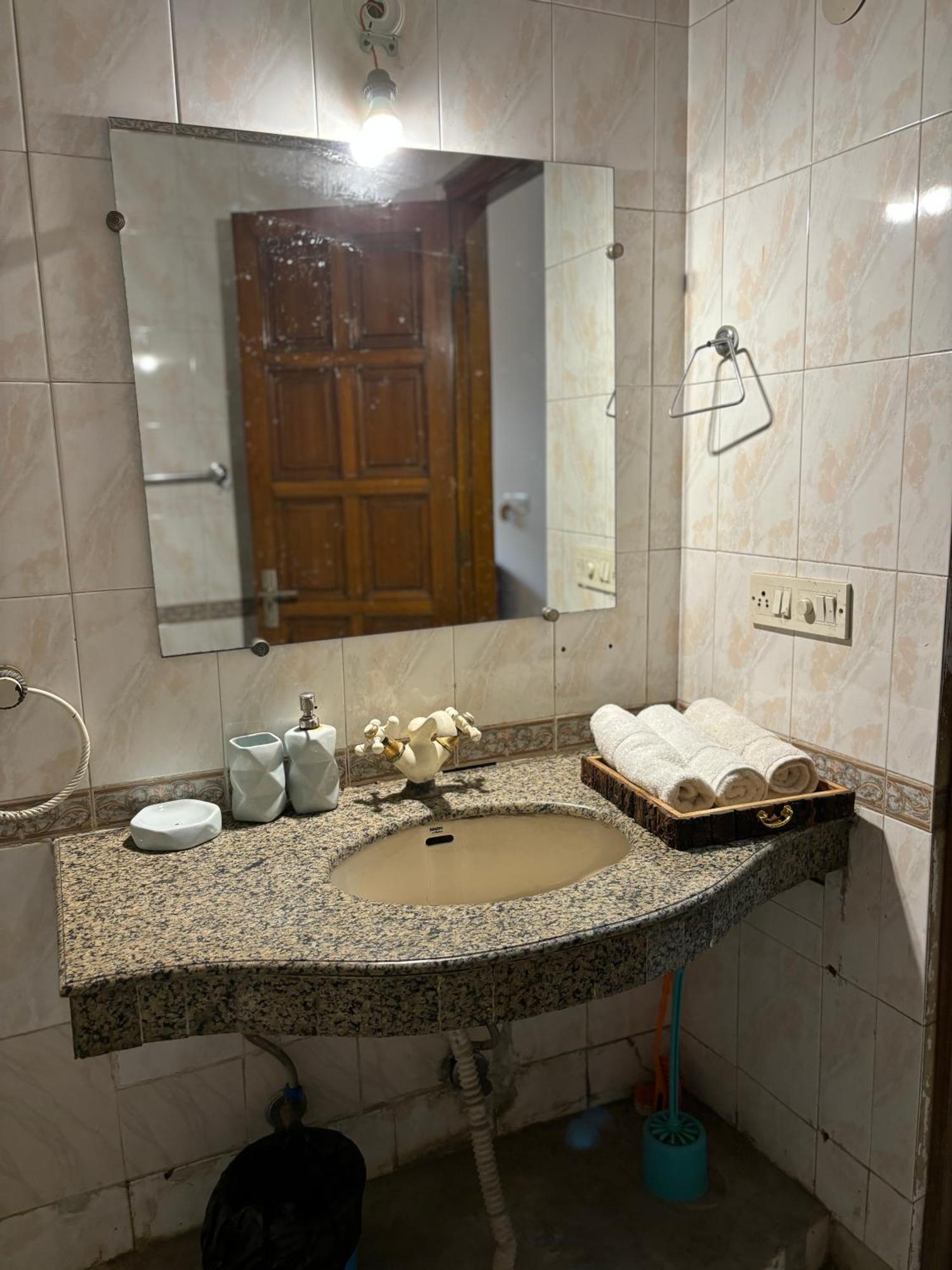 Atharva'S Homestay By Goaround Homes - Nehru Enclave Metro, South Delhi Neu-Delhi Exterior foto
